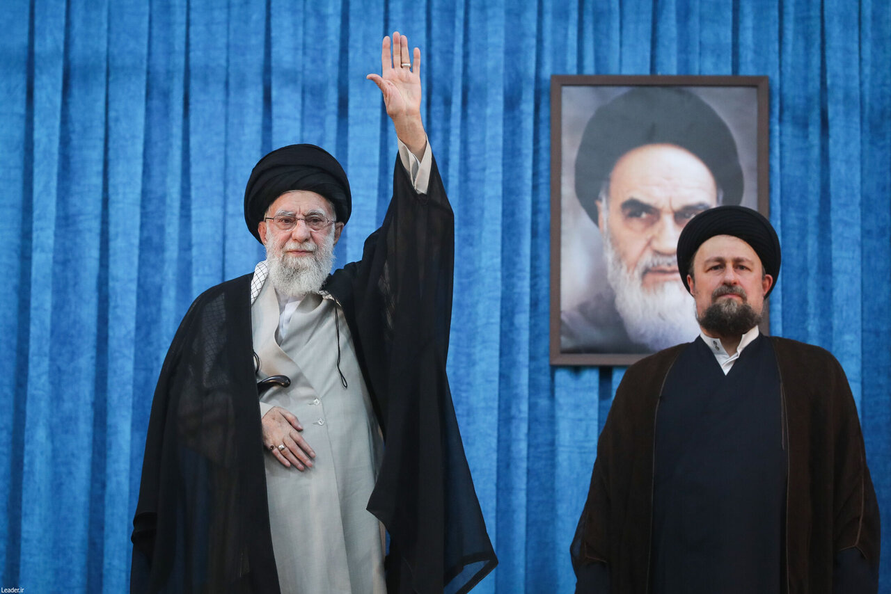 تصویری خاص از رهبر انقلاب در حرم امام