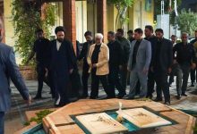 عکسی از نماز خواندن سعید جلیلی پشت سر سید علی خمینی/ عکس یادگاری با نوه امام خمینی