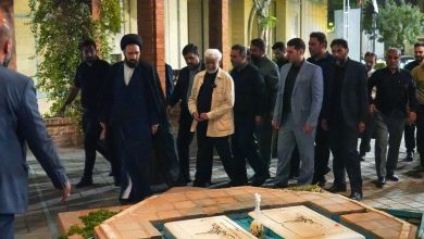 عکسی از نماز خواندن سعید جلیلی پشت سر سید علی خمینی/ عکس یادگاری با نوه امام خمینی