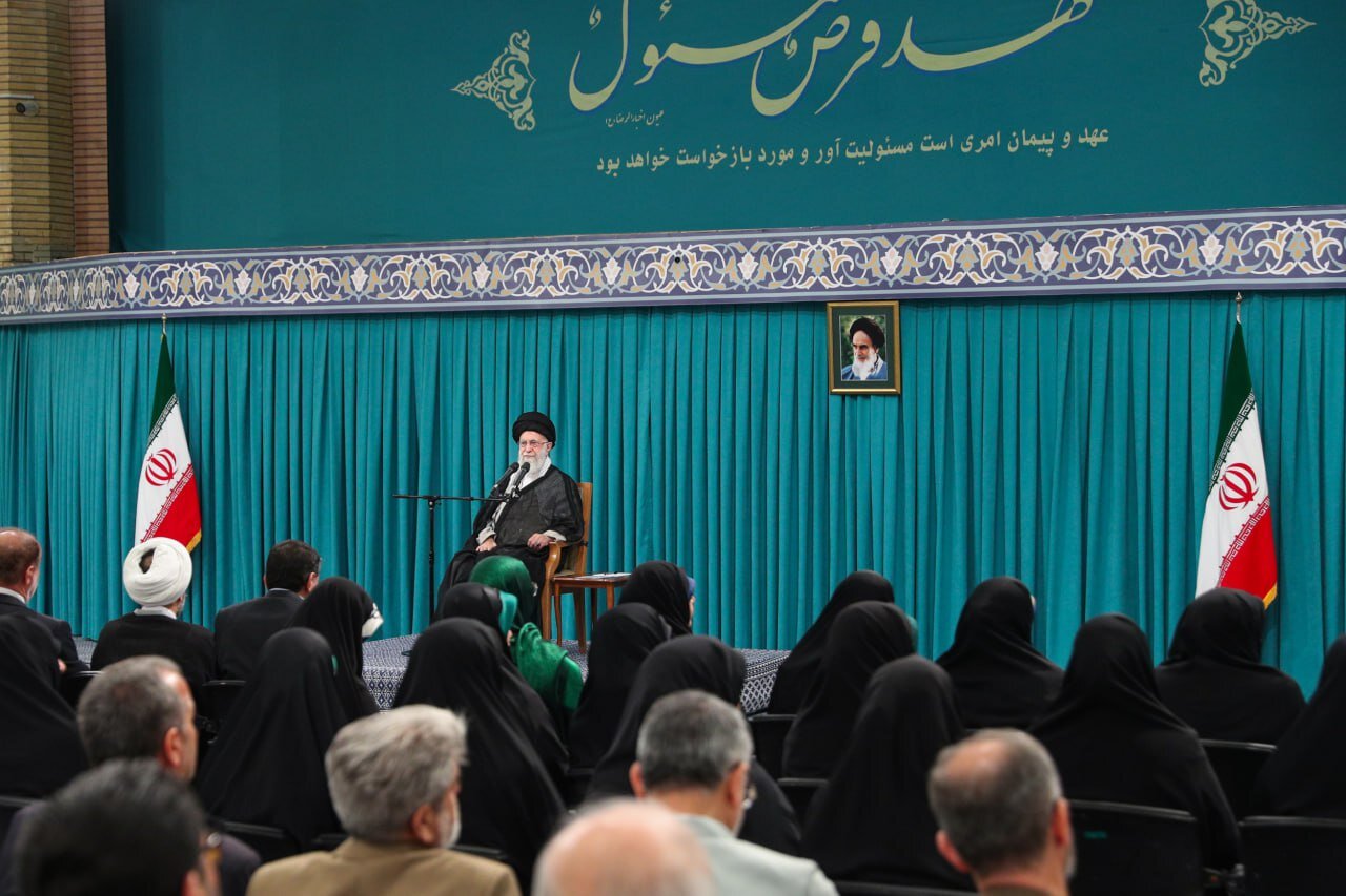 رهبر انقلاب: یکی از مصادیق همکاری مجلس با دولت کاهش احضار مسئولان دولتی و کاهش سوال از آنهاست/ نماینده باید خود را پاسخگو در قبال خدا و قانون بداند