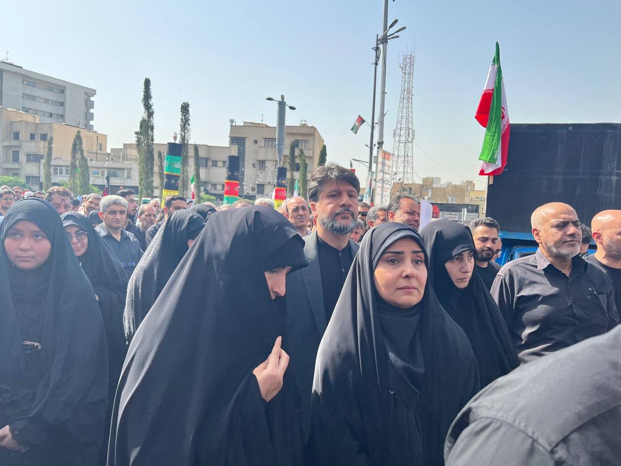 حضور وزیر راه و شهرسازی در مراسم تشییع شهدا