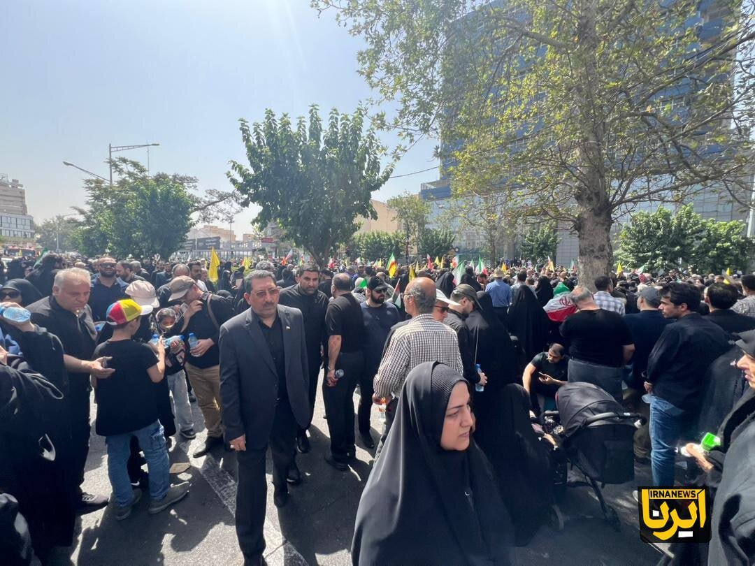 کدام وزرا در مراسم تشییع شهدای اقتدار حضور داشتند؟ / رئیس سازمان حفاظت محیط زیست و رفیع زاده هم آمده‌بودند