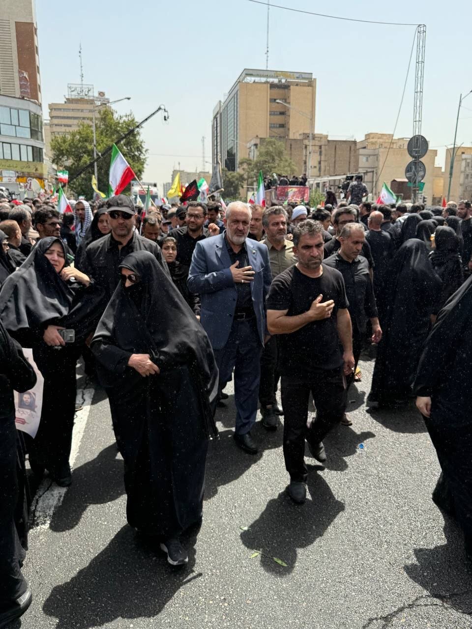 کدام وزرا در مراسم تشییع شهدای اقتدار حضور داشتند؟ / رئیس سازمان حفاظت محیط زیست و رفیع زاده هم آمده‌بودند