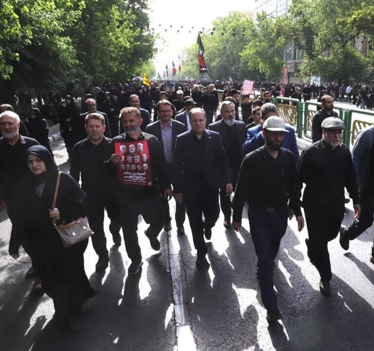کدام وزرا در مراسم تشییع شهدای اقتدار حضور داشتند؟ / رئیس سازمان حفاظت محیط زیست و رفیع زاده هم آمده‌بودند