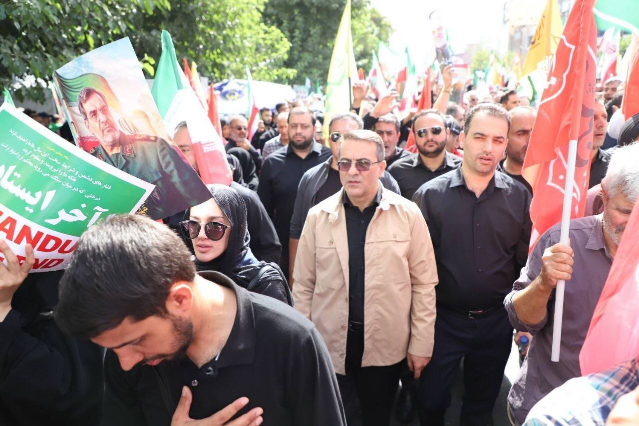 کدام وزرا در مراسم تشییع شهدای اقتدار حضور داشتند؟ / رئیس سازمان حفاظت محیط زیست و رفیع زاده هم آمده‌بودند