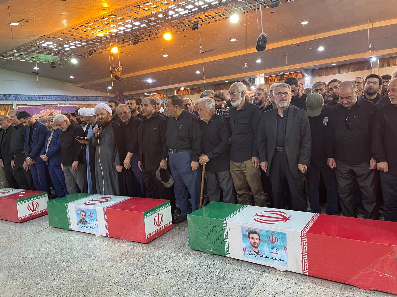 تصویری از آماده شدن مزار شهید علی شادمانی/ اقامه شدن نماز بر پیکر شهید ربانی، همسر و فرزندش در حرم حضرت عبدالعظیم حسنی(ع)