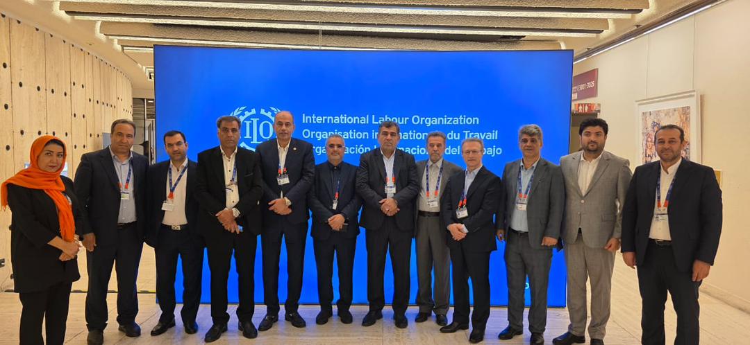 عکس دسته جمعی نمایندگان کارگری،کارفرمایی و دولت پس از سخنرانی وزیر کار در ژنو
