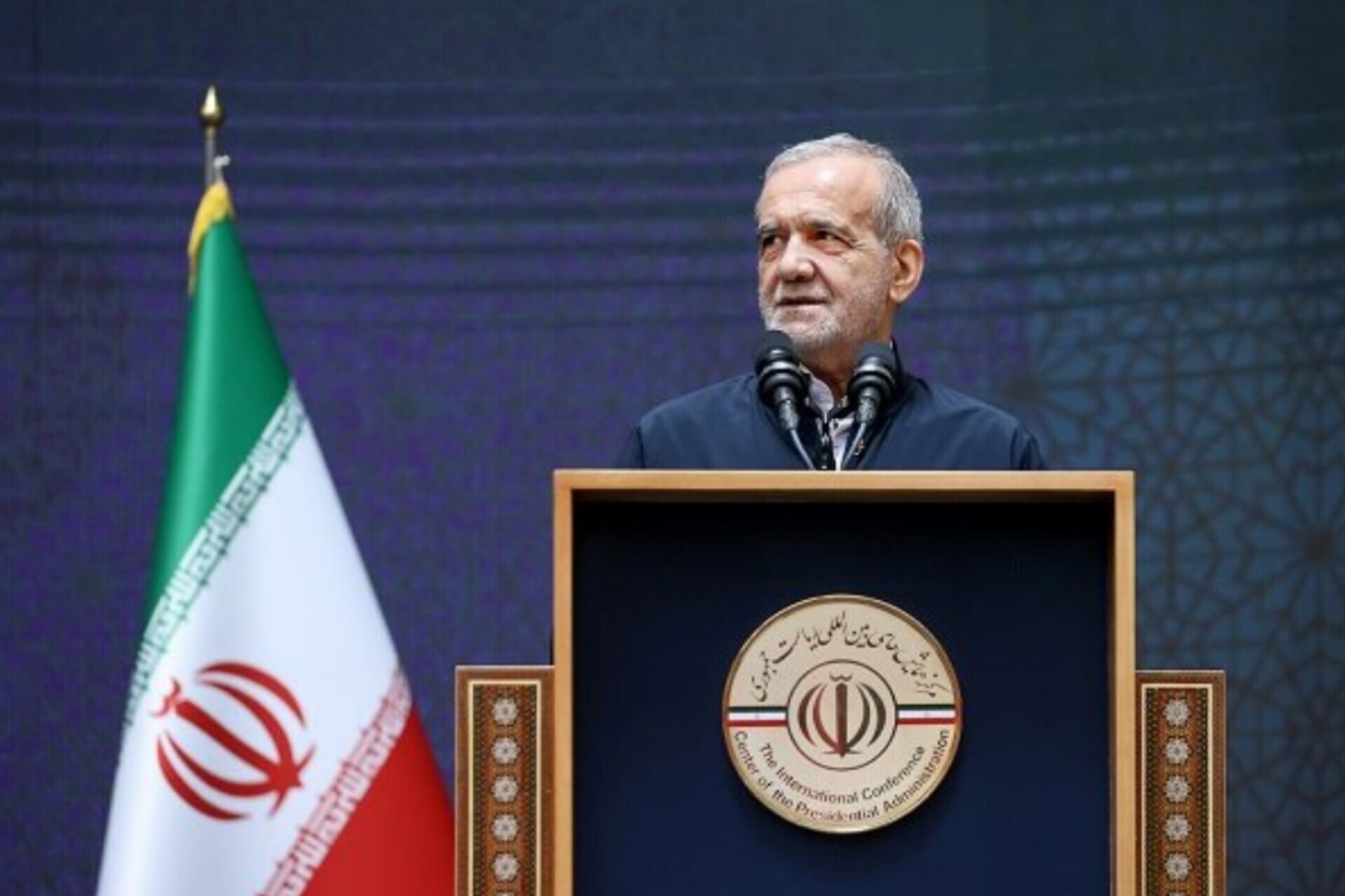 پزشکیان: اگر کسانی که باید عمل کنند، نخواهند یا ندانند؛ هیچ تئوریای مشکل ما را حل نمیکند/ کشور به مدیران شایسته نیاز دارد، نه همجناح/ باید به دنبال کسی باشیم که بتواند مسائل را حل کند، حتی اگر مخالف من باشد