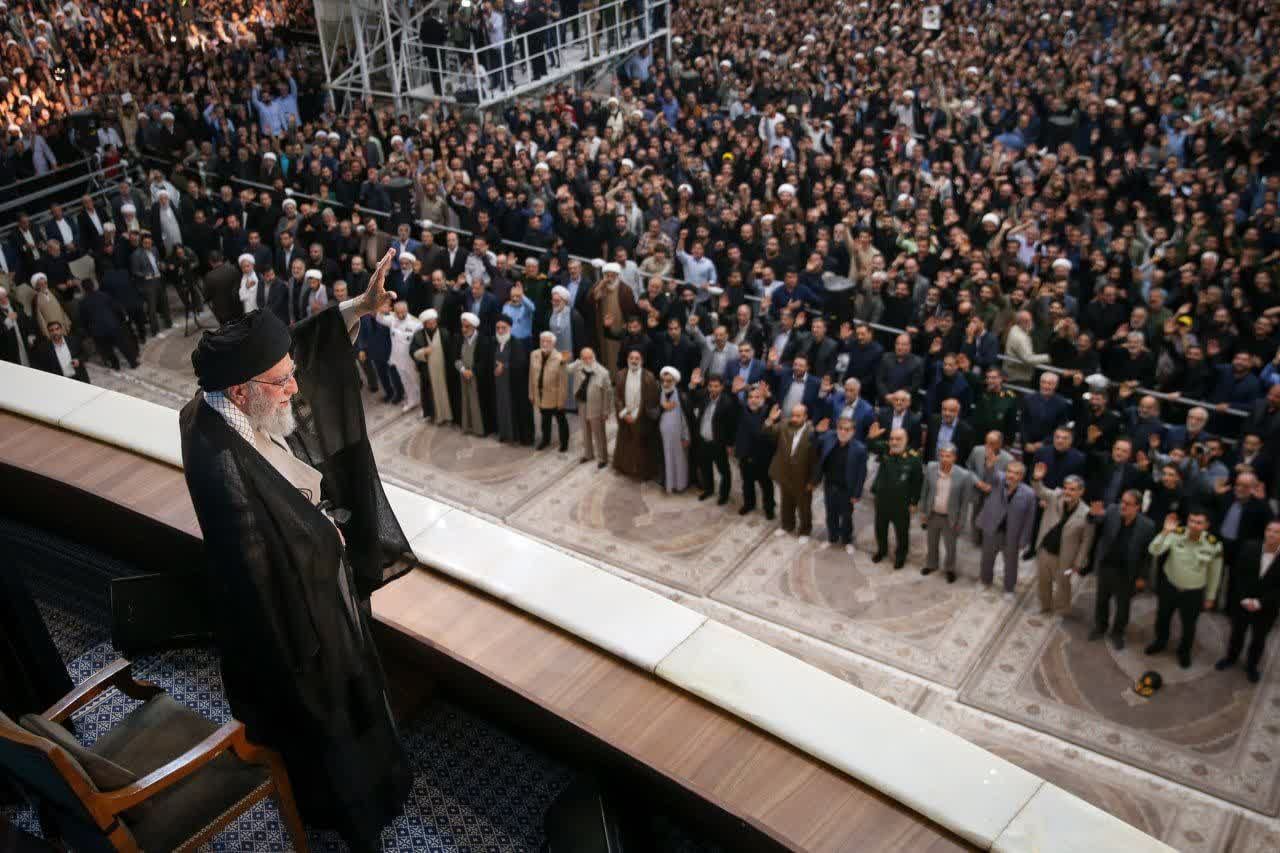 رهبر انقلاب: چرا دخالت میکنید ایران غنیسازی داشته باشد یا نداشته باشد، به شما چه! شما چهکارهاید؟