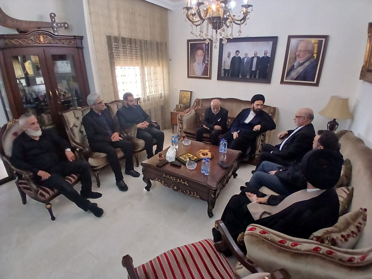 دیدار سید علی خمینی با خانواده شهید نصرالله در بیروت