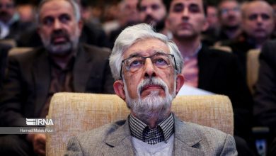 تصاویر دیدار حداد عادل به نمایندگی از رهبر انقلاب با خانواده یک شهید هسته‌ای