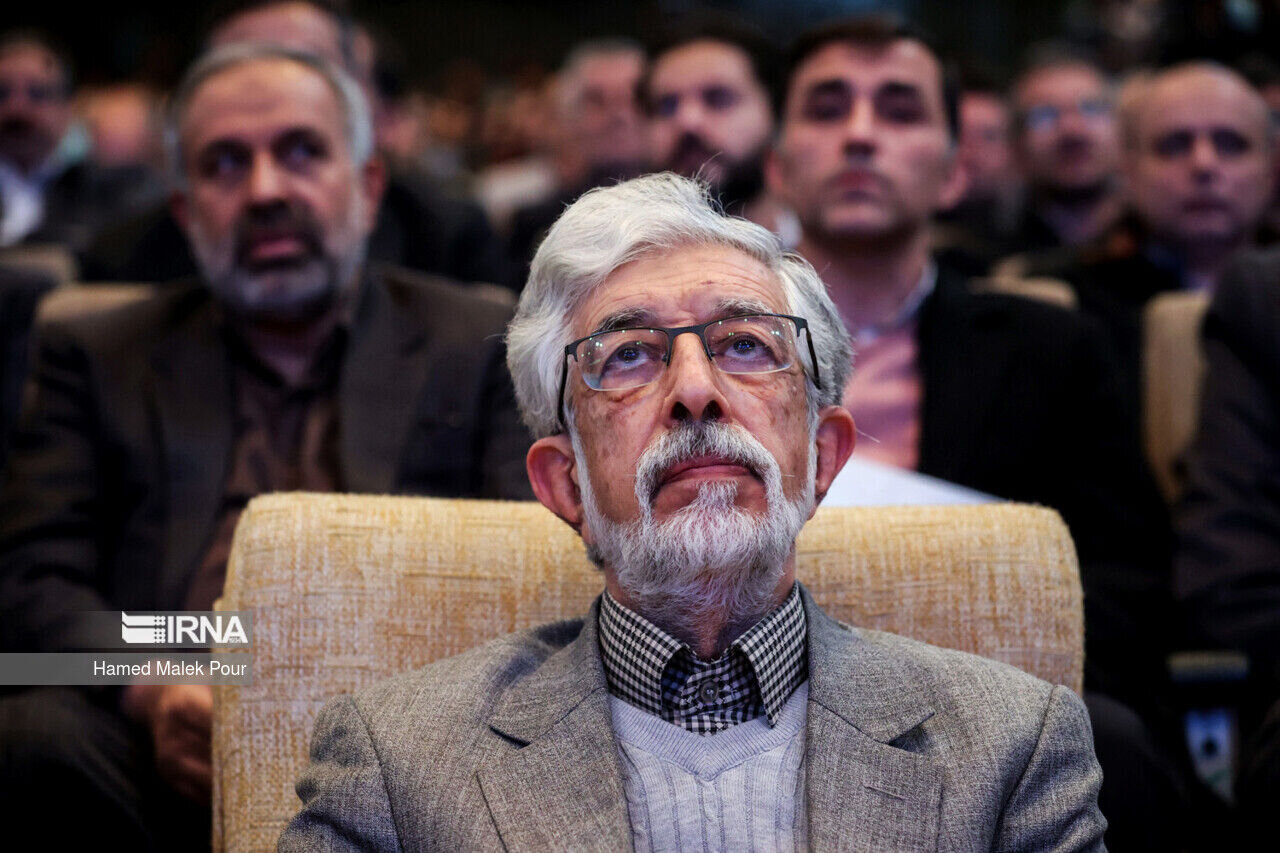 تصاویر دیدار حداد عادل به نمایندگی از رهبر انقلاب با خانواده یک شهید هستهای