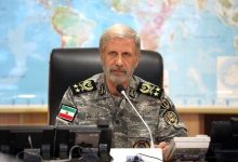 عکسی از فرمانده کل ارتش در خانه یک شهید مدافع وطن/ مأموریت پدافند هوایی بسیار خطیر و حساس است