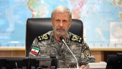 عکسی از فرمانده کل ارتش در خانه یک شهید مدافع وطن/ مأموریت پدافند هوایی بسیار خطیر و حساس است
