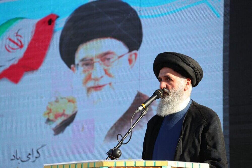 رئیس سازمان عقیدتی سیاسی وزارت دفاع با بیان این که، آمریکا و اسرائیل بیشترین مصرفکنندگان سلاحهای کشتارجمعی در جهان هستند و با نقض حقوق بشر، صلح جهانی را تهدید میکنند، گفت: خطای محاسباتی رژیم صهیونیستی باعث پاسخ دندانشکن ایران اسلامی میشود