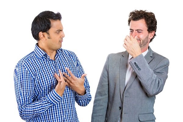 ۴ گروه غذایی که میتواند باعث بوی بد بدن شوند