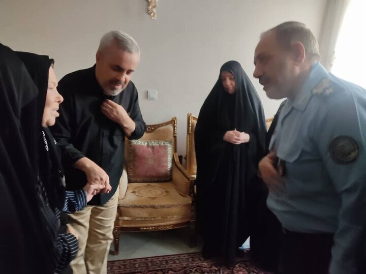 وزیر دفاع با خانواده شهید باقری دیدار کرد / عکس