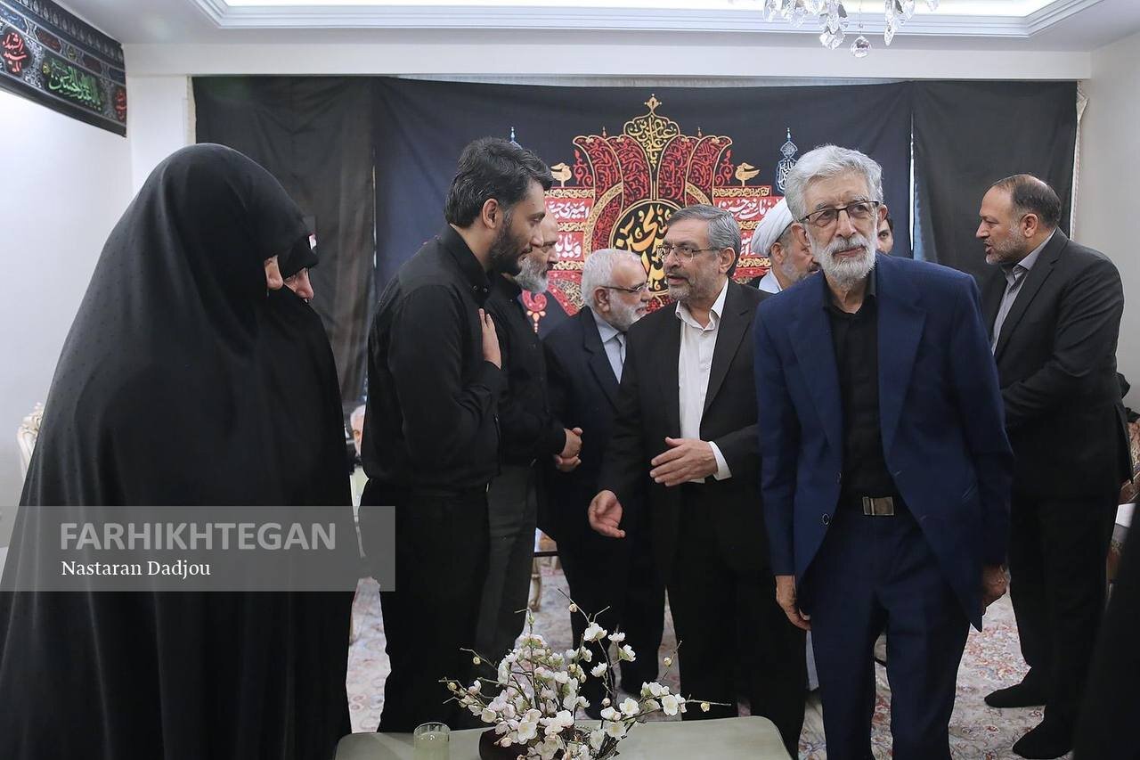 تصاویر دیدار حداد عادل به نمایندگی از رهبر انقلاب با خانواده یک شهید هسته‌ای