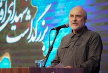 تصویری از حضور قالیباف در منزل سرلشکر شهید غلامرضا محرابی