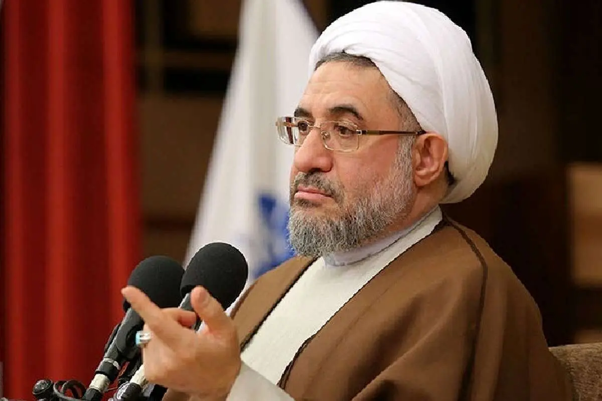 دولت و رئیس‌جمهور آمریکا کافر حربی هستند و مال و جان آن‌ها برای ما مباح است