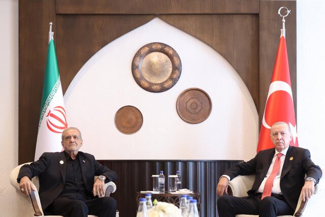 اردوغان در دیدار با پزشکیان: موضوع هستهای ایران تنها از مسیر گفتوگو قابل حل است؛ ترکیه آمادگی دارد بهعنوان تسهیلگر در این روند ایفای نقش کند / معتقدیم مسیر تعامل باید باز بماند / در دیدار با ترامپ، بر ضرورت بازگشت به مسیر مذاکره و جلب اعتماد ملت ایران تأکید کردم