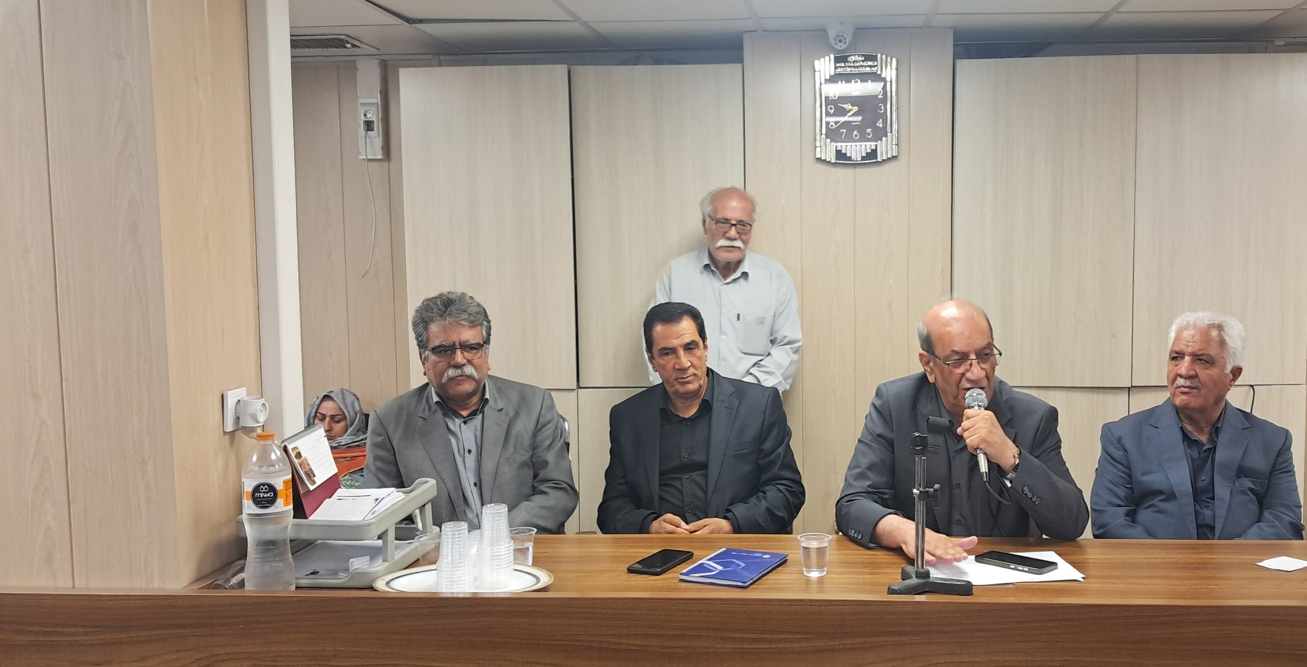 انتقاد از مصوبه اخیر دولت و لحاظ نکردن منابع و مصارف تامین اجتماعی در شرایط فعلی/ پرداخت معوقات فروردین ماه در دستور کار کانون های بازنشستگان
