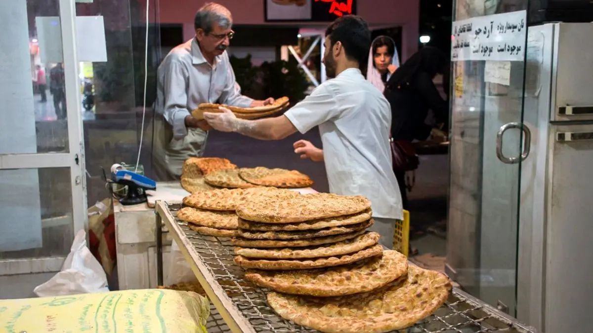 استانداری تهران: جریمه نانوایانی که تا ۳ روز آینده اقدام به نصب نرخ نامه جدید در واحد‌های صنفی خود اقدام نکنند، ۱۰ برابر می‌شود