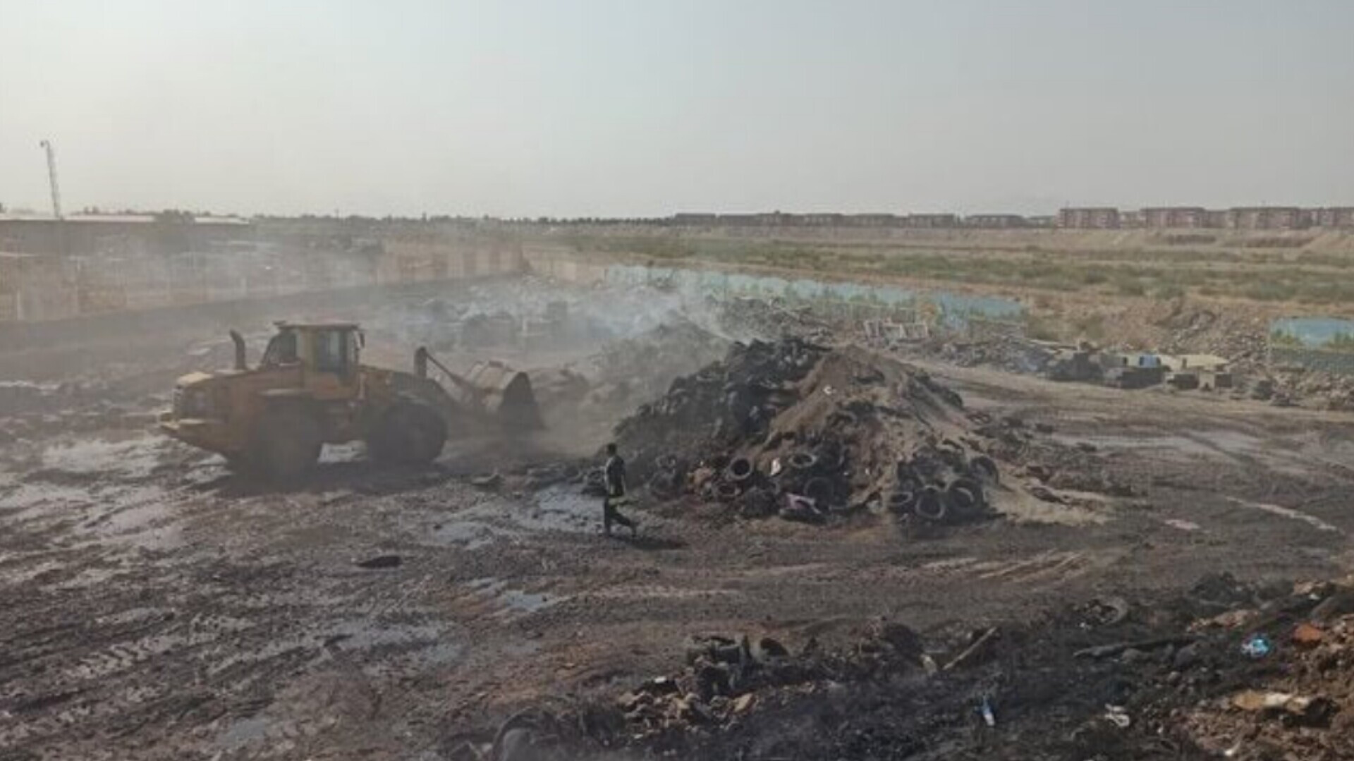 آتش‌نشانی: آتش‌سوزی ضایعات لاستیک در میدان آذربایجان تبریز، مهار شد/ به دلیل گستردگی وسایل انباشته شده، دود وسیعی محل را فرا گرفته بود/ این حادثه صدمات جانی به همراه نداشت