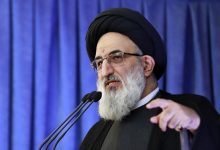 امام جمعه کرج: لعن بر آمریکا را ادامه می‌دهیم / اروپا برده حلقه‌به‌گوش آمریکا است