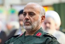 عکس/ سرلشکر رشید در کنار حسن باقری و ۷ رزمنده دیگر، دهه ۶۰