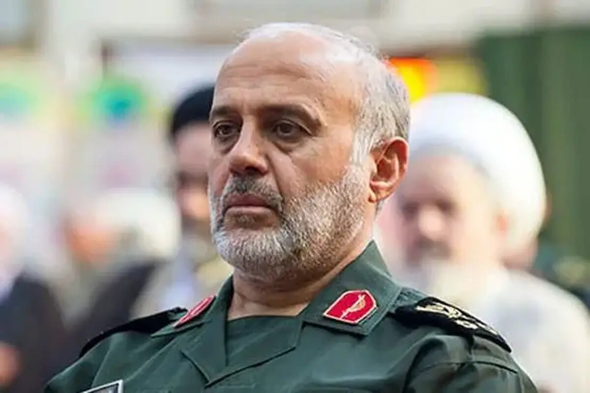 عکس/ سرلشکر رشید در کنار حسن باقری و ۷ رزمنده دیگر، دهه ۶۰