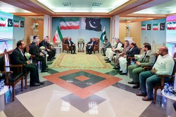 پزشکیان: باید کشور های مسلمان با یکدیگر متحد شوند/ نواز شریف: مقاومت ایران تنها مقابله با یک رژیم نبود، بلکه مواجههای شجاعانه با قدرتهای جهانی بود