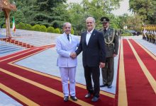 تصاویری از پزشکیان در فرودگاه اسلام آباد/ استقبال نخست وزیر پاکستان از رئیس جمهوری پای پله‌های هواپیما