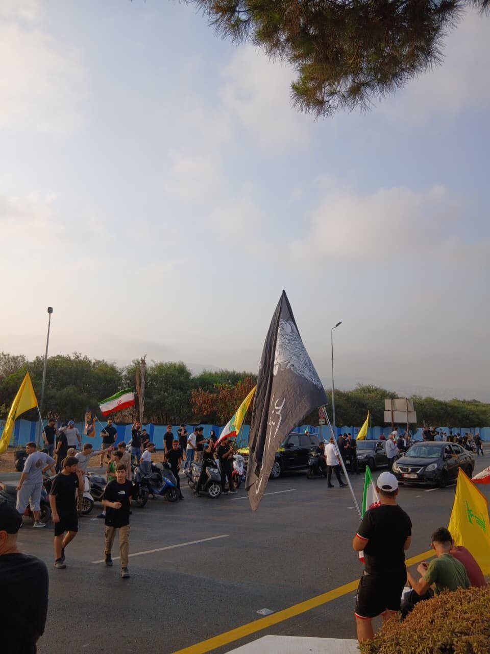 لاریجانی وارد لبنان شد/ تصاویری از استقبال از دبیر شورای عالی امنیت ملی در بیروت