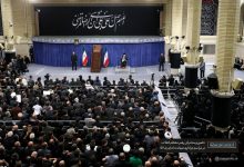 حضور مقام معظم رهبری در مراسم عزاداری شهادت امام رضا علیه‌السلام در جمع اقشار مختلف مردم رهبر انقلاب: باید از خدمتگزاران کشور بویژه رئیس جمهور پرکار حمایت شود/ ملت ایران برابر خواسته اهانت آمیز آمریکا برای گوش به فرمانی، با قدرت می‌ایستد