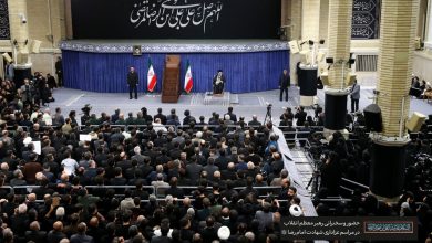 حضور مقام معظم رهبری در مراسم عزاداری شهادت امام رضا علیه‌السلام در جمع اقشار مختلف مردم رهبر انقلاب: باید از خدمتگزاران کشور بویژه رئیس جمهور پرکار حمایت شود/ ملت ایران برابر خواسته اهانت آمیز آمریکا برای گوش به فرمانی، با قدرت می‌ایستد