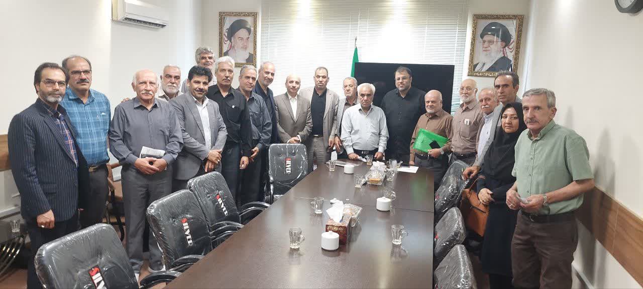 جلسه رییس کانون کارگران بازنشسته خراسان رضوی و جمعی از فعالان این حوزه با نماینده مشهد در مجلس