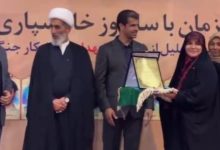 جنبش تقدیر‌های سفارشی از مجری صداوسیما ادامه دارد؛ این‌بار کمربند افتخاری به خانم مجری رسید!