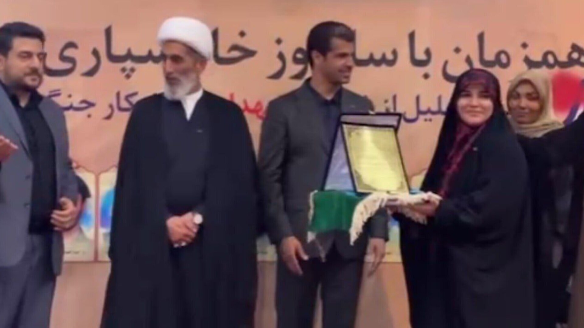 جنبش تقدیرهای سفارشی از مجری صداوسیما ادامه دارد؛ اینبار کمربند افتخاری به خانم مجری رسید!