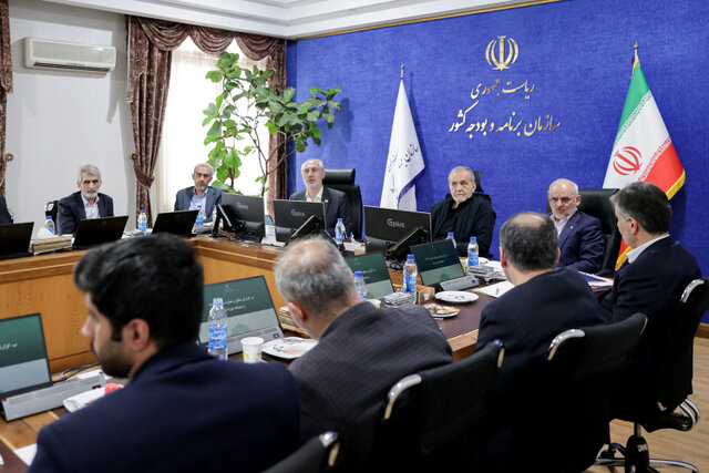 انتقاد رئیسجمهور از پرداخت بیضابطه ردیفهای دستمزدی به مدیران ناکارآمد