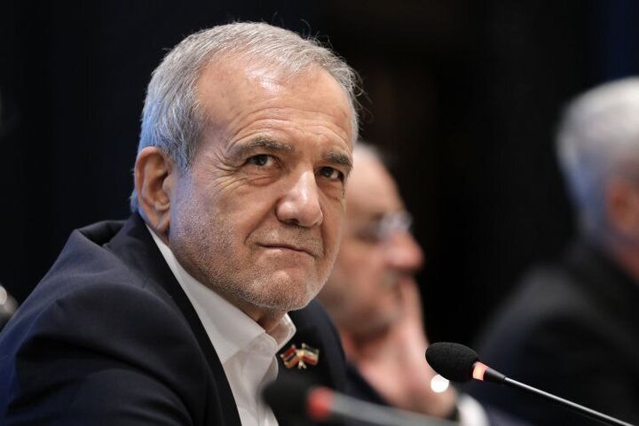پزشکیان: هر قدر به دور خودمان دیوار بکشیم، فقط از قافله تمدن و پیشرفت عقب میمانیم / اینکه در حصار خودساخته بنشینیم و مرتب از این بگوییم که ما بهترین و پیشرفتهترین هستیم بگوییم، باعث پیشرفت و رشد ما نمیشود