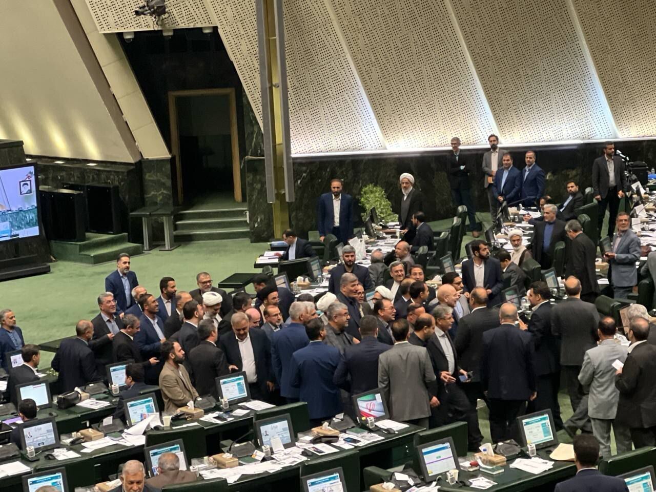 نیکزاد، نایب رئیس مجلس: مجلس یکشنبه نامه نمایندگان درباره ساخت سلاح هسته‌ای را بررسی می‌کند