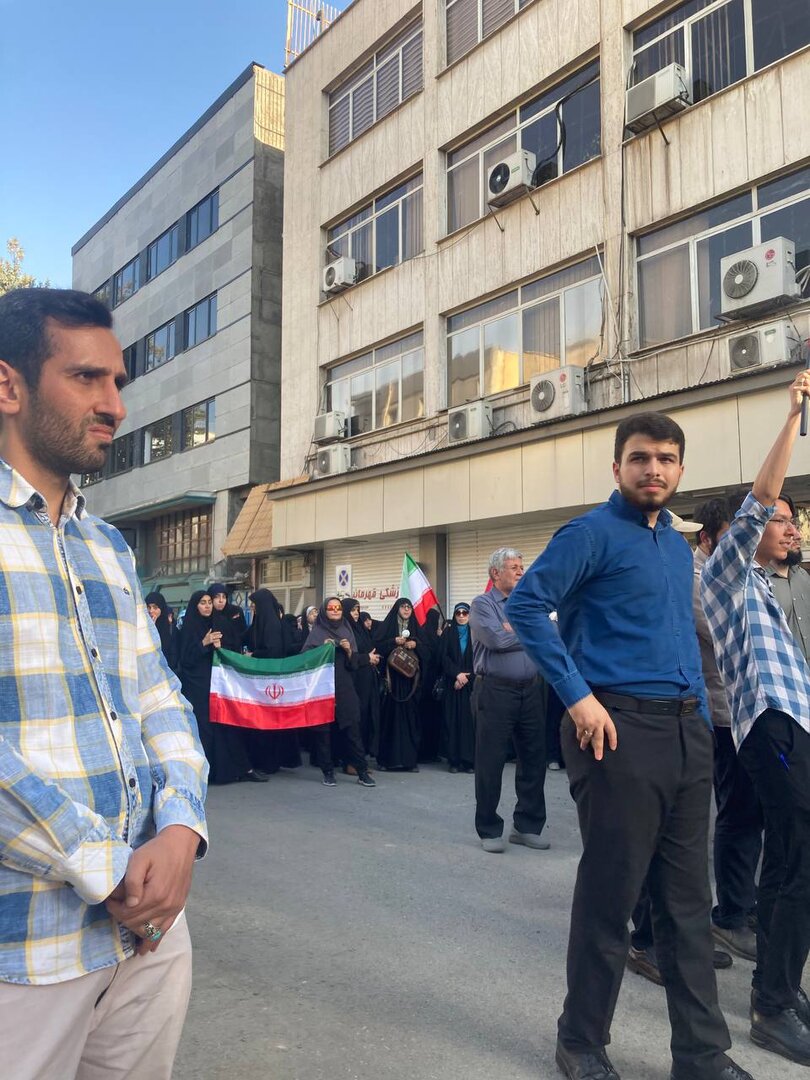تصاویر جدیدی از تجمع علیه توافق با آژانس/ حضور میکروفون، بلندگو، دست‌نوشته و کمی شرکت کننده