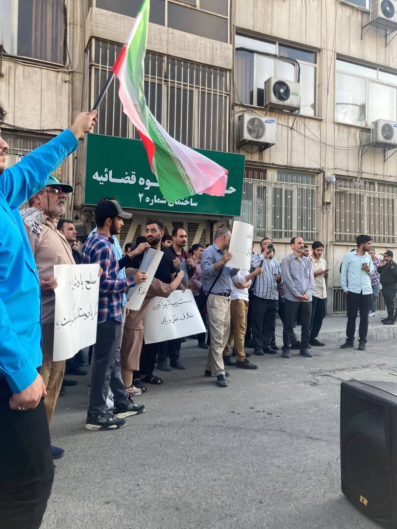 تصاویر جدیدی از تجمع علیه توافق با آژانس/ حضور میکروفون، بلندگو، دست‌نوشته و کمی شرکت کننده