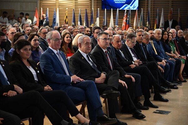 نتانیاهو: حامیان ایران در حال سازمان‌دهی این محاصره هستند و اسرائیل باید چندکار انجام دهد / چین و قطر به مشروعیت اسرائیل حمله کرده‌اند؛ مقابله می‌کنیم