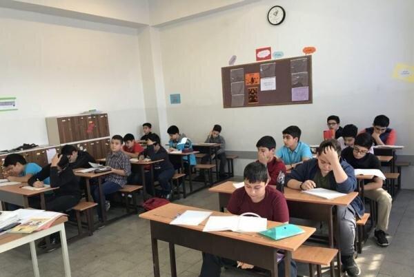 ۶۵ درصد کلاس های دوره ابتدایی به مرز ۴۰ نفر رسیده است/آموزش و پرورش کلاسهای بدون معلم را با بازنشستهها، روزمزد و تدریس اجباری مدیران جبران میکند