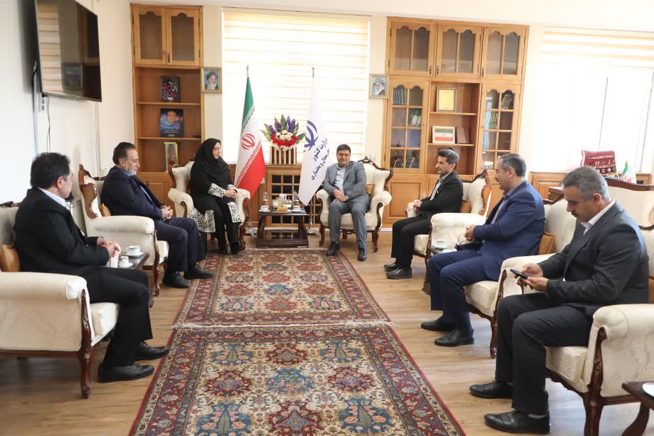 نشست معاون وزیر کار با استاندار چهار محال و بختیاری/ رضائی: کاهش مداخله دولت بهترین راه برای جلوگیری از اختلافات و شکایات کارگری