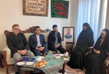 تجدید پیمان با شهدا؛ دیدار صمیمی بسیج سازمان تامین اجتماعی با خانواده شهید روح‌الله شریعتی