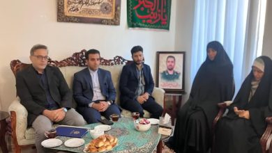 تجدید پیمان با شهدا؛ دیدار صمیمی بسیج سازمان تامین اجتماعی با خانواده شهید روح‌الله شریعتی