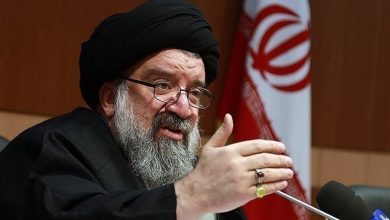 احمد خاتمی: برخی می گویند، مذاکرات جامع و مستقیم با آمریکا داشته باشیم به این معنا که در موضوع موشکی هم مذاکره کنیم / رندی کردند و گفتند «دلسوزانه یک چیز گفتیم»؛ با مطرح کردن وحدت ملت تفرقه افکنی کردند حال آنکه وحدت فقط زیرپرچم ولایت فقیه است / اتحاد به مفهوم «همه با من نیست» بلکه «همه با هم زیر پرچم‌ ولایت فقیه» است